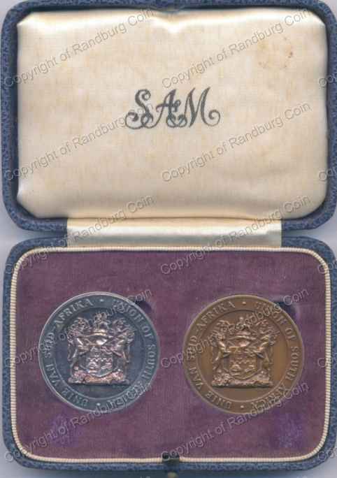 Set_SA_Union_ WW2_Peace_Celebration_Medallions_Box_ob.jpg