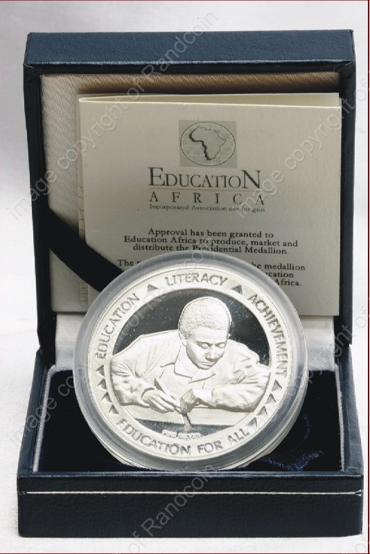Mandela_FNB_Medallion_1oz_Silver_Education_open_box_rev
