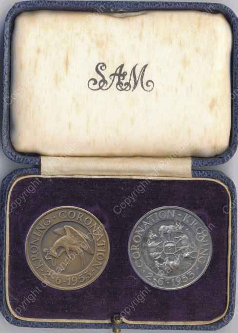 1953_Coronation_Queen_Elizabeth_ii_Medallons_Set_Box_rev.jpg
